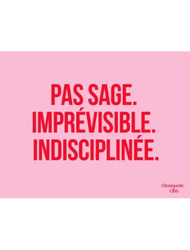 Affiche Chouquette - "Pas sage. Imprévisible. Indisciplinée." en rouge sur fond rose.