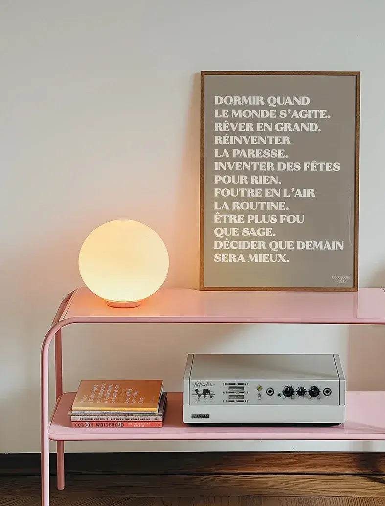Affiche "Rêver en grand" encadrée, en blanc sur fond beige.
