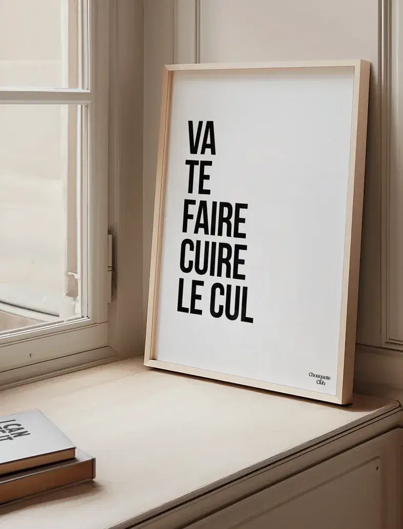 Affiche "Va te faire cuire le cul" en noir sur fond blanc.