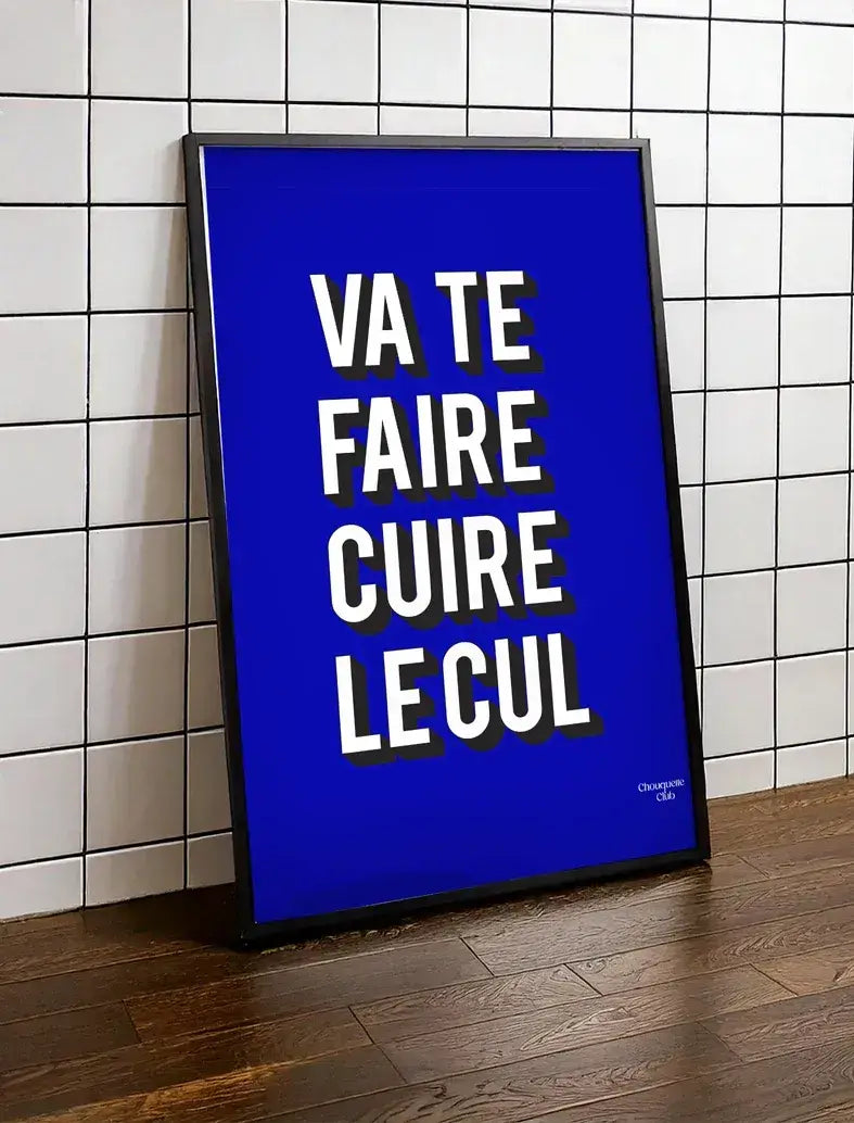 Affiche "Va te faire cuire le cul" en bleu sur fond blanc.