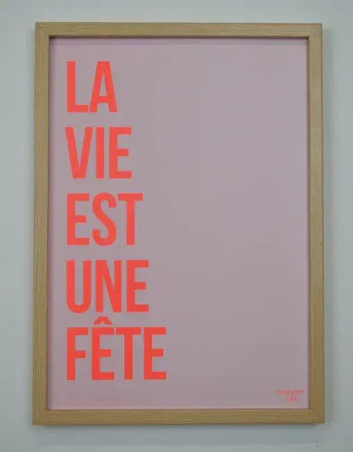 Affiche Chouquette - "La vie est une fête." en orange fluo sur fond rose.