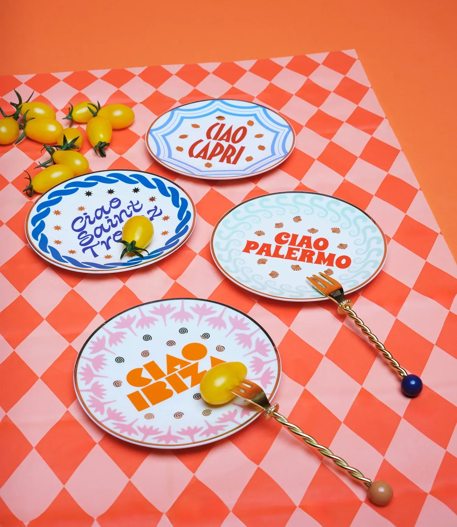 Assiettes Ciao Mondo (Capri, Saint Tropez, Palermo, Ibiza) sur un tapis de pique-nique