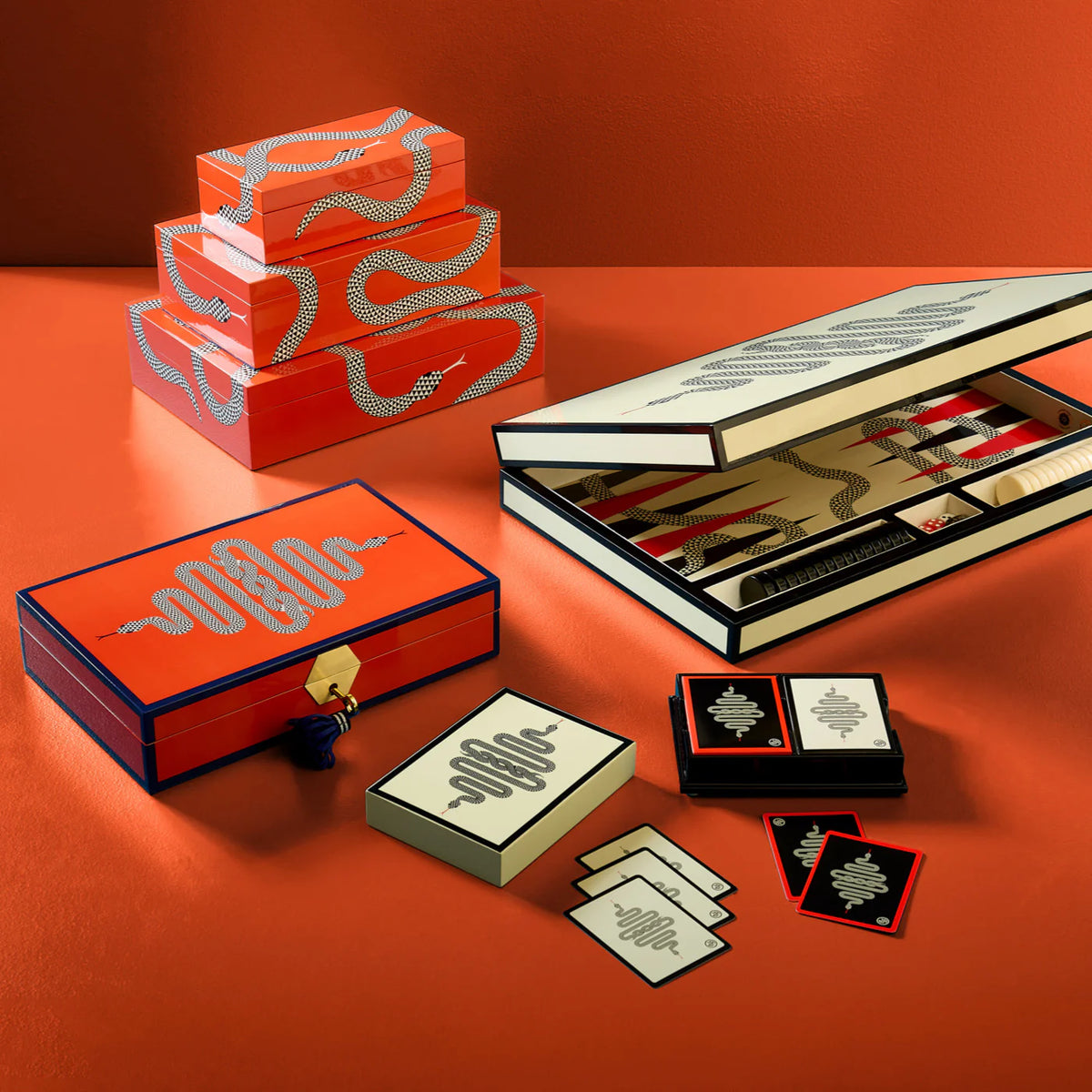 Ensemble de boîtes Eden avec motif de serpent de Jonathan Adler : boîtes de rangement, boîte à bijoux, backgammon et coffret jeux de cartes. 