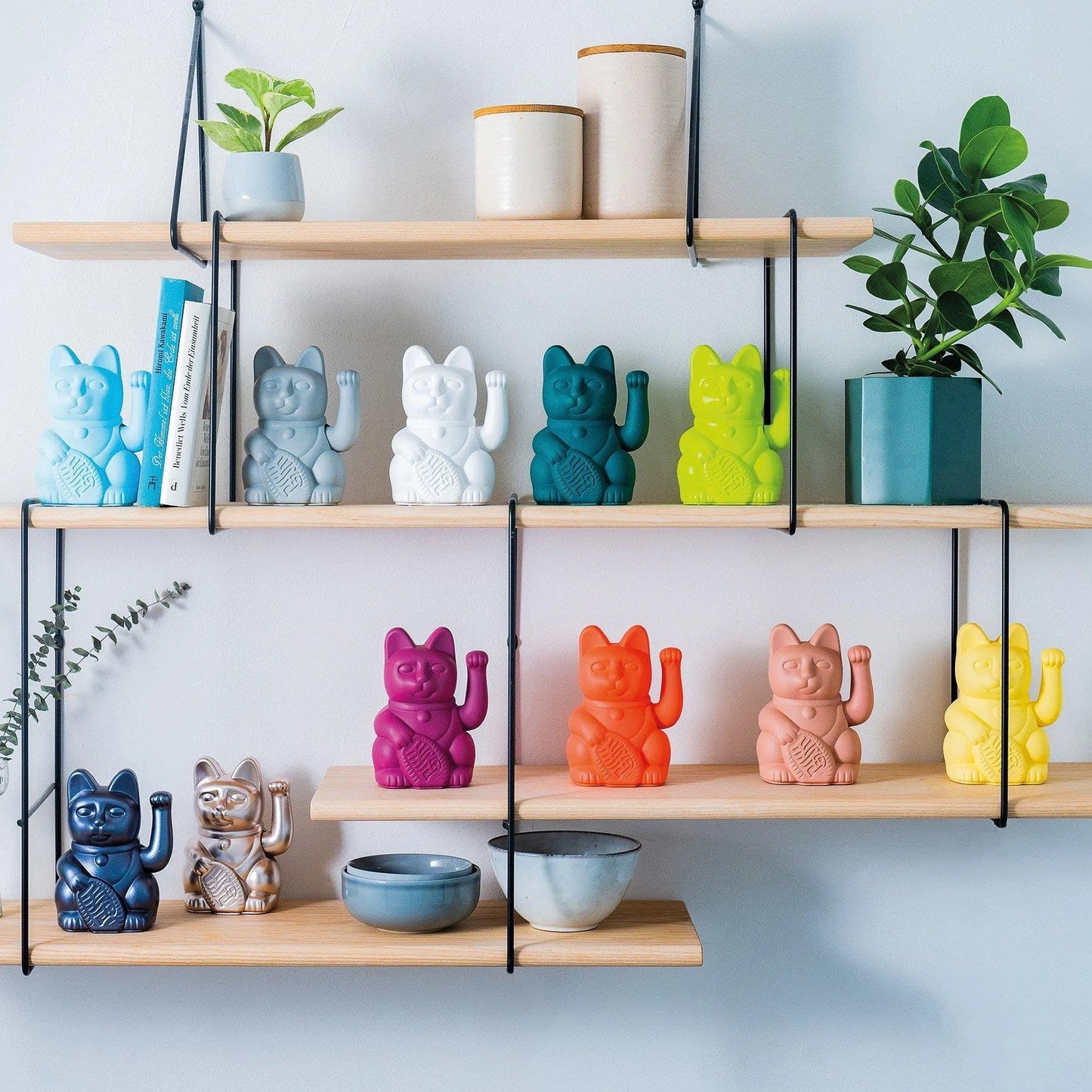 Collection de Maneki Neko Donkey aux différentes couleurs et significations présentée sur une étagère
