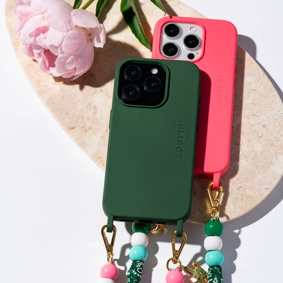 Coques Milo rose et vert olive de chez Louvini pour iPhone 