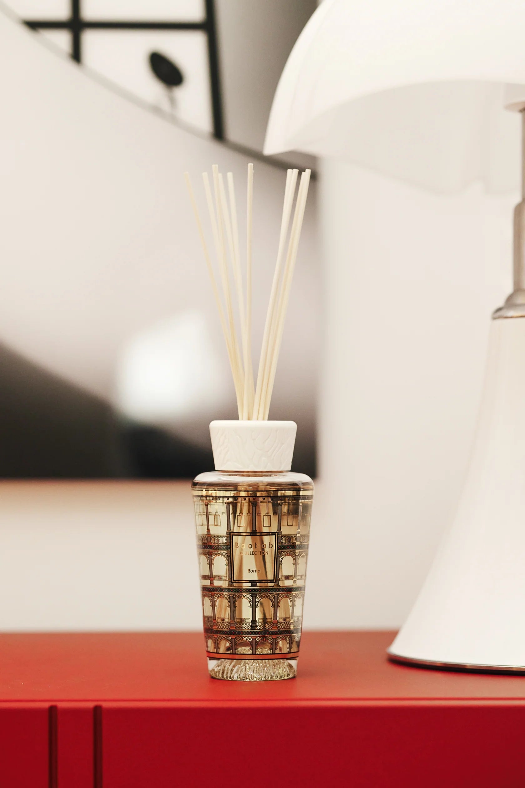 Diffuseur Baobab Roma sur une commode rouge