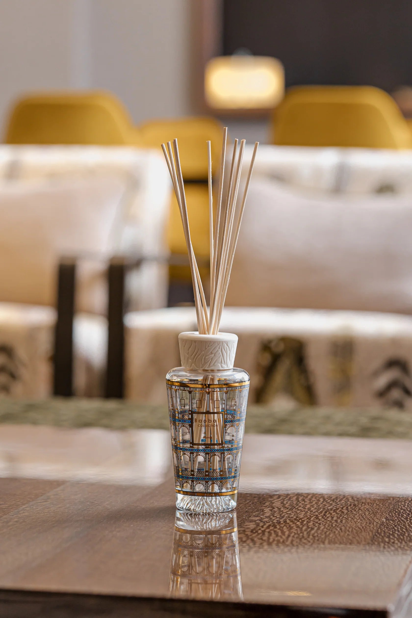 Diffuseur Baobab Roma sur une table de salon