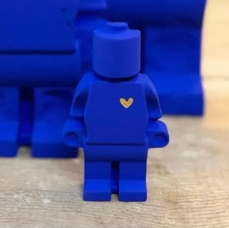 Donneur d'amour en plâtre peinture Bleu Klein petit coeur doré par Atelier 325