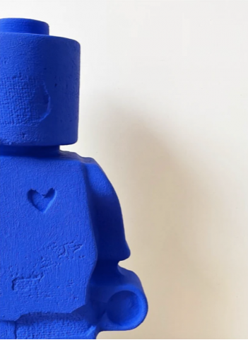 Détail du coeur ton sur ton du donneur d'amour bleu Klein