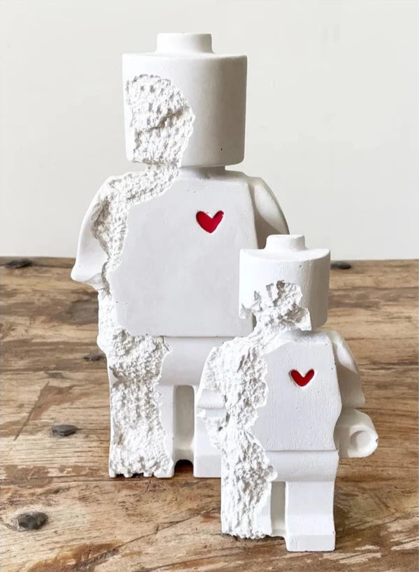 Donneurs d'Amour Imparfait 20 et 30cm. Figurines en plâtre blanc avec coeur rouge par Atelier 325