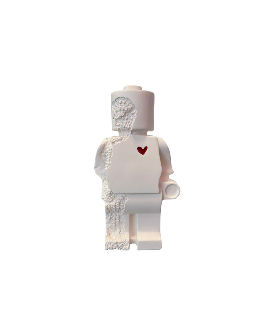 Donneur d'Amour Imparfait 20cm - Figurine en plâtre blanc avec coeur rouge par Atelier 325