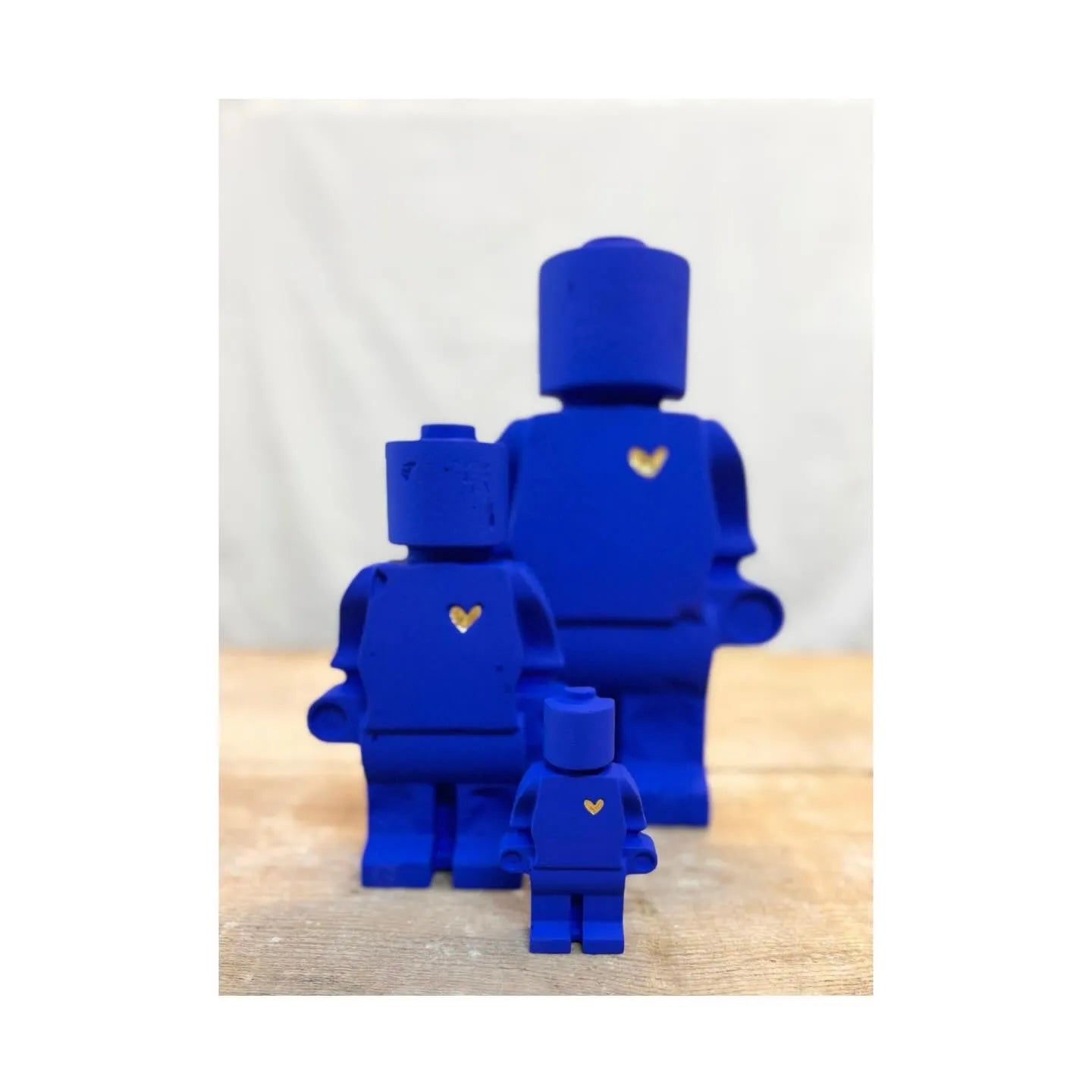 Collection de donneurs d'amour en plâtre bleu klein avec coeur doré