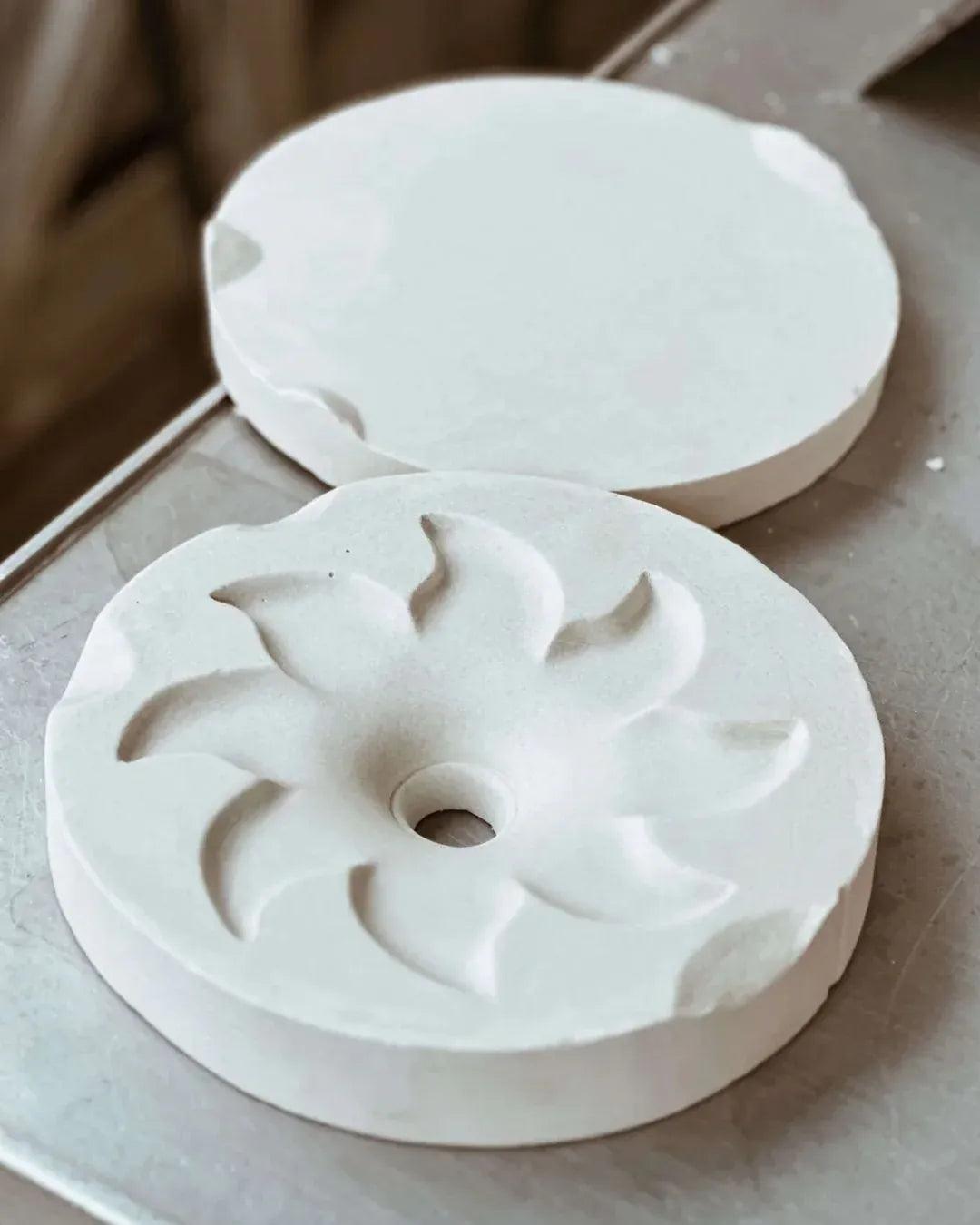 Moulage d’un soleil en faïence dans l’atelier Maison Béata