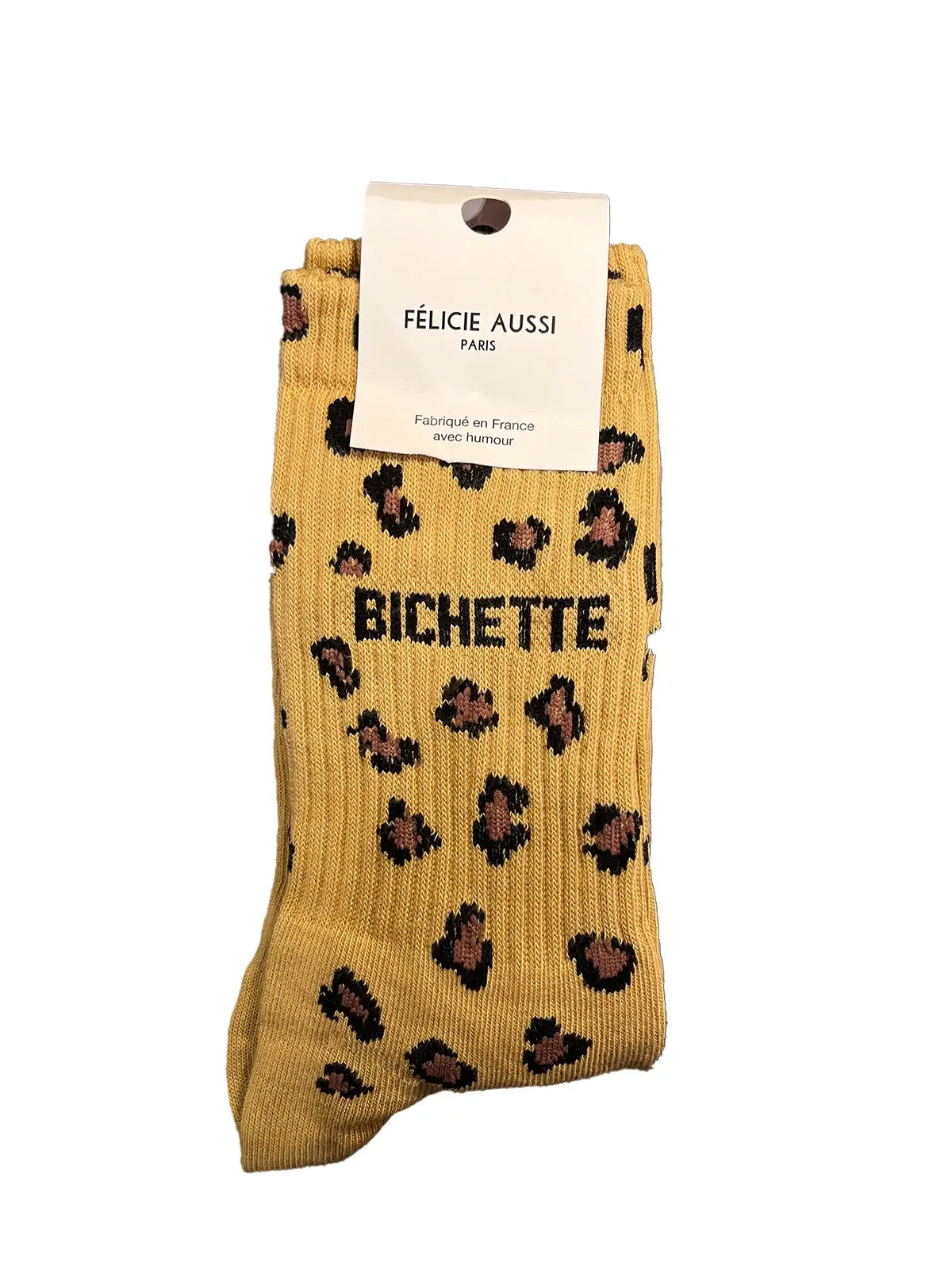 Chaussettes Léopard Félicie Aussi en coton, à motif léopard avec message « Bichette » écrit en noir.