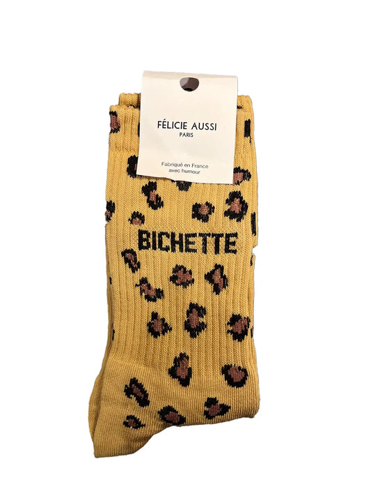Chaussettes Léopard Félicie Aussi en coton, à motif léopard avec message « Bichette » écrit en noir.