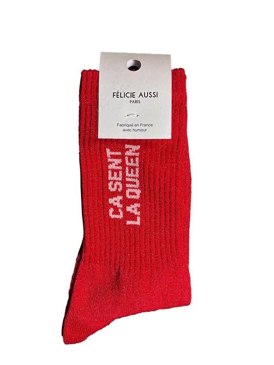 Chaussette Félicie cousue en coton, rouge à paillettes avec « Ça sent la queen » écris en blanc