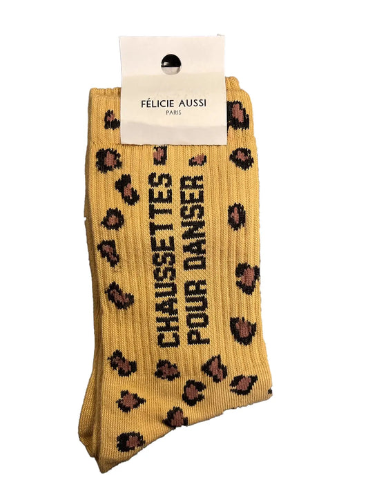 Chaussette léopard Félicie Aussi, en coton, avec message « Chaussettes pour danser » écrit en noir