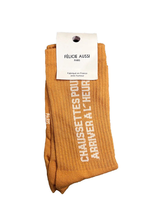 Chaussette Félicie Aussi en coton, orange avec « Chaussettes pour arrive à l'heure » écrit en blanc