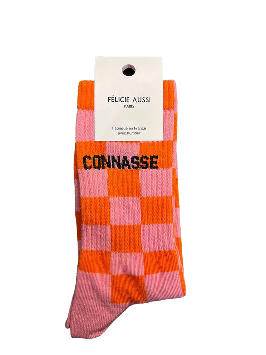 Chaussette Félicie cousue en coton, damier rose et orange avec « Connasse » écris en noir