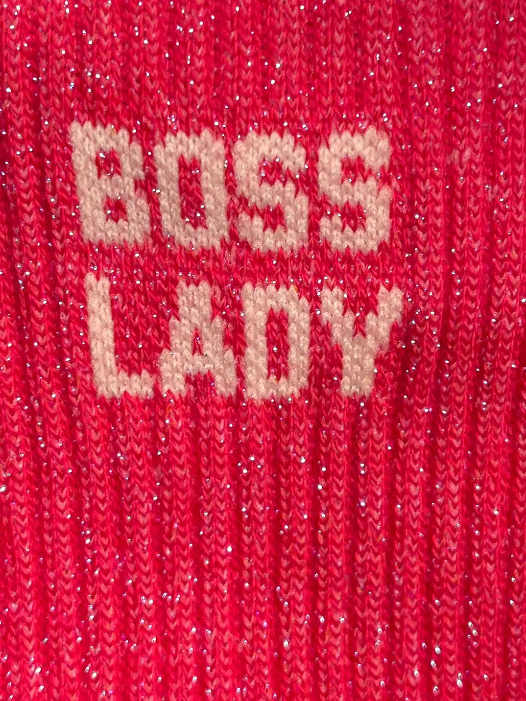 Focus sur la chaussette Félicie cousue en coton, rose à paillettes avec « boss lady » écris en blanc