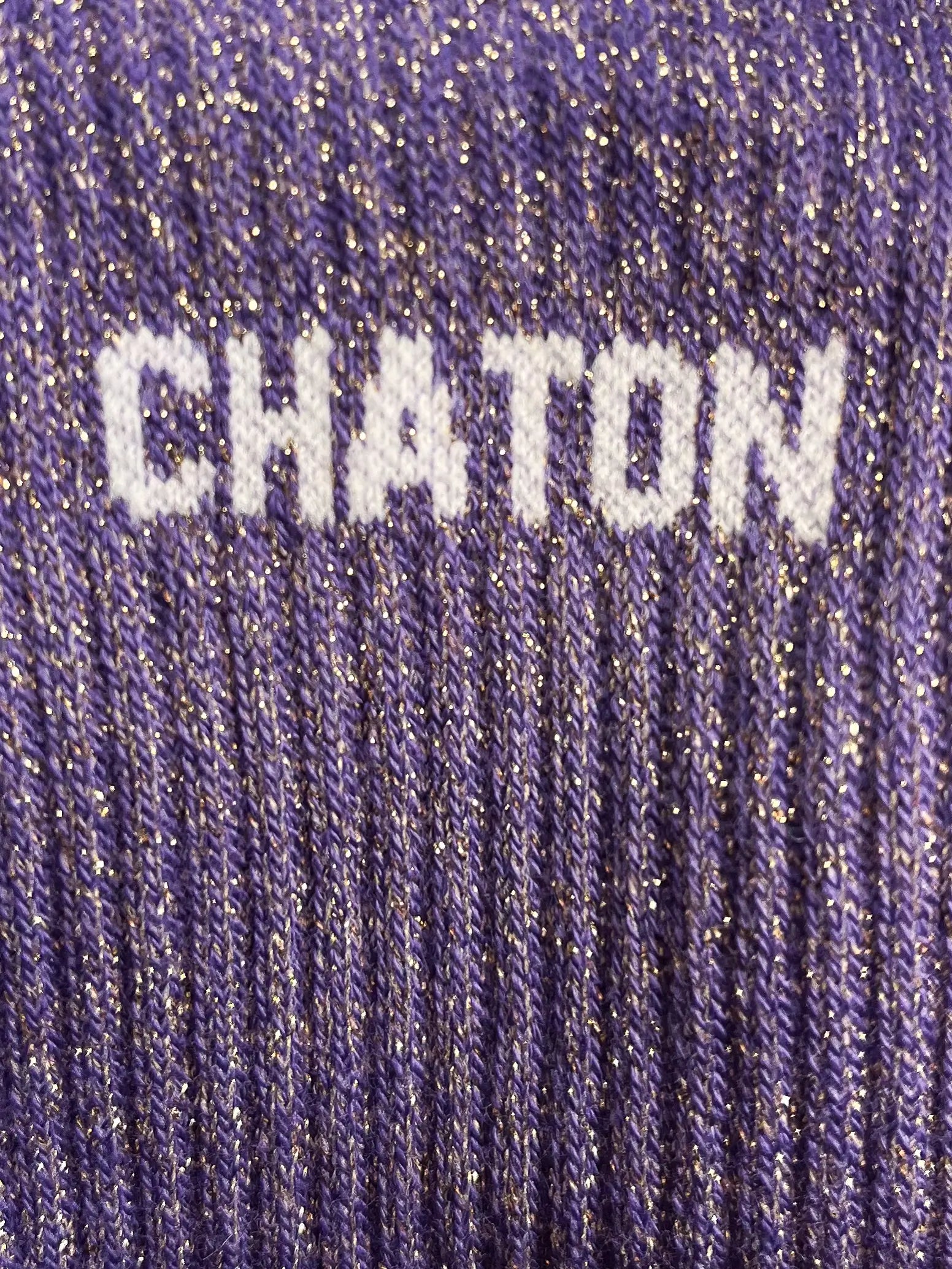Focus sur la chaussette Félicie cousue en coton, violette à paillettes avec « chaton » écris en blanc