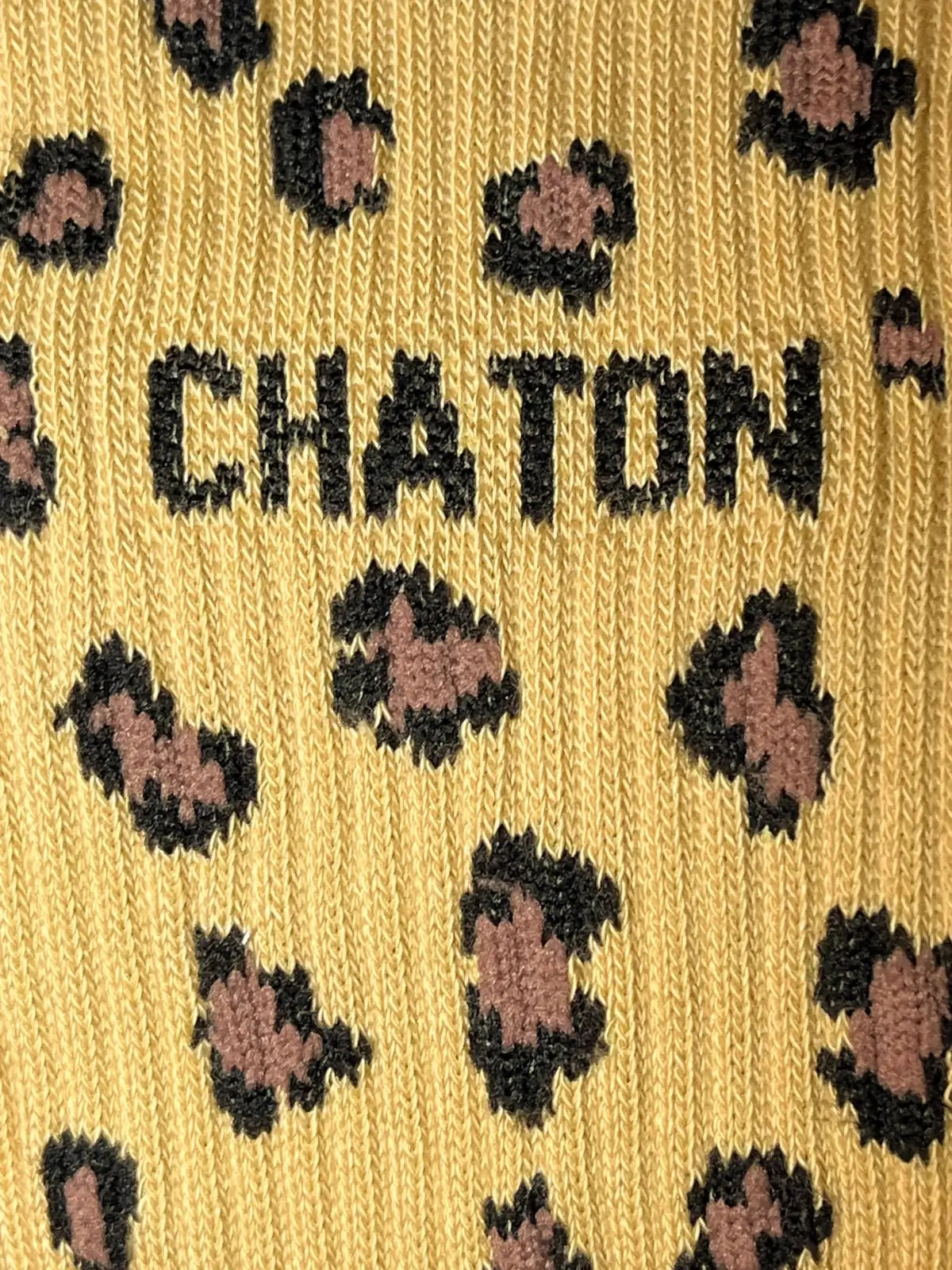 Focus sur la chaussette léopard et son message "Chaton" - Félicie aussi