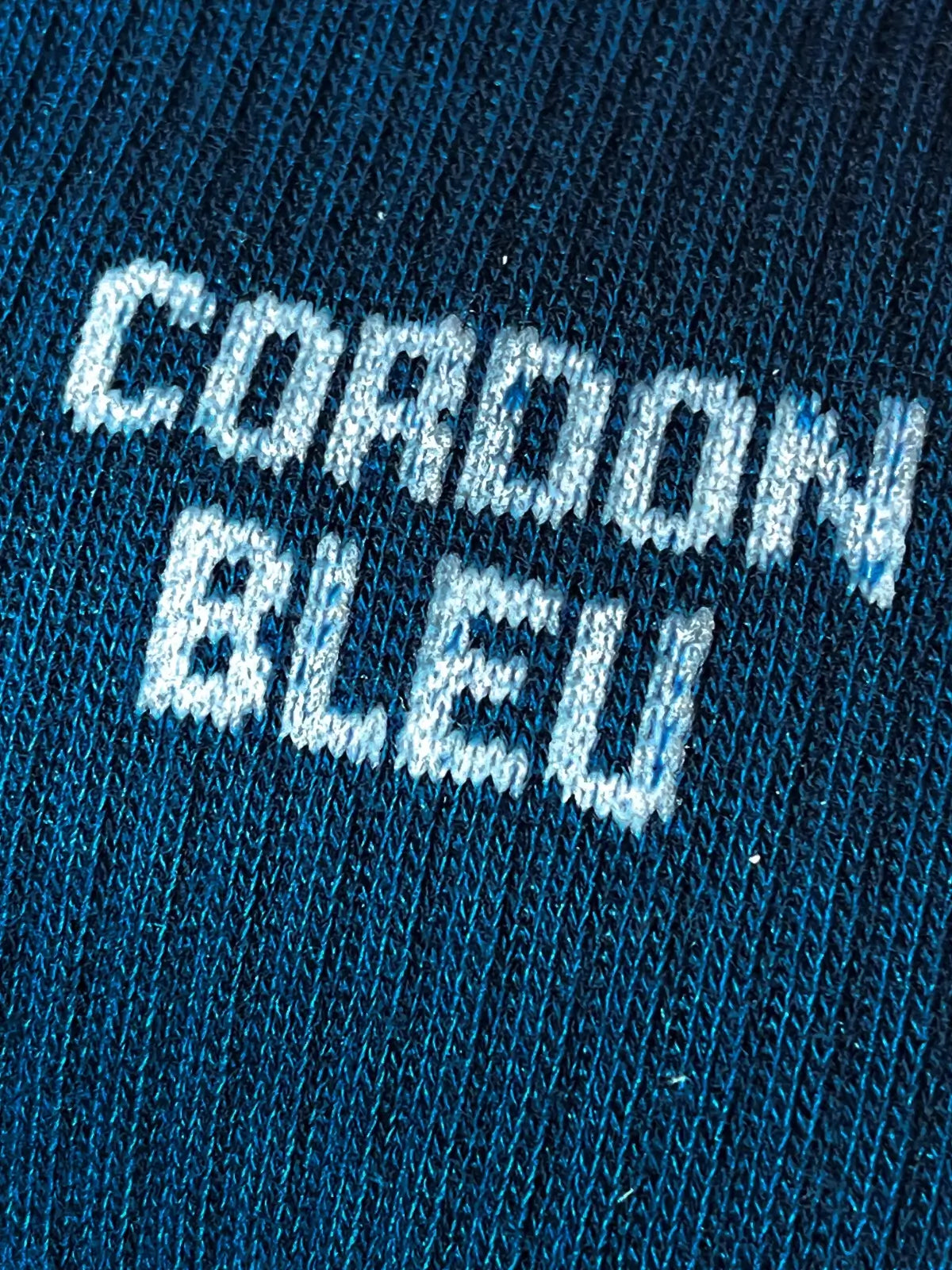 Focus sur la chaussette Félicie cousue en coton, bleu avec « cordon bleu » écrit en blanc