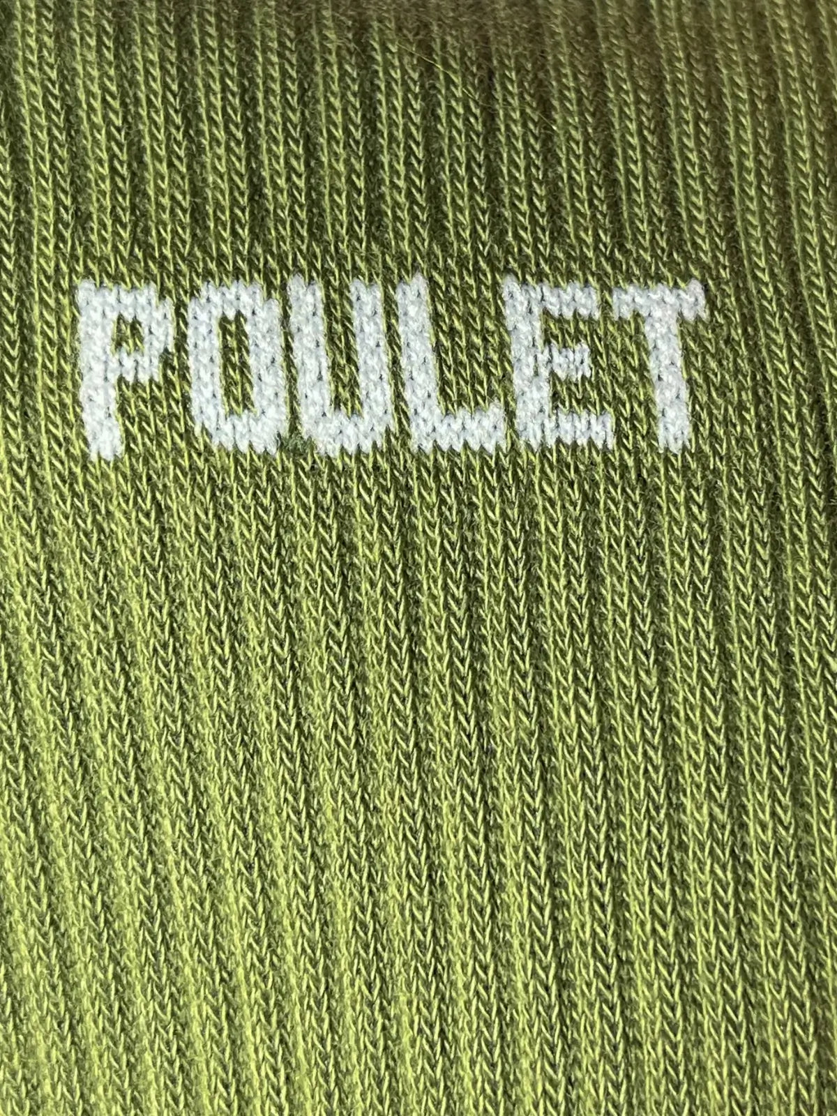 Focus sur la chaussette Félicie cousue en coton, kaki avec « poulet » écrit en blanc