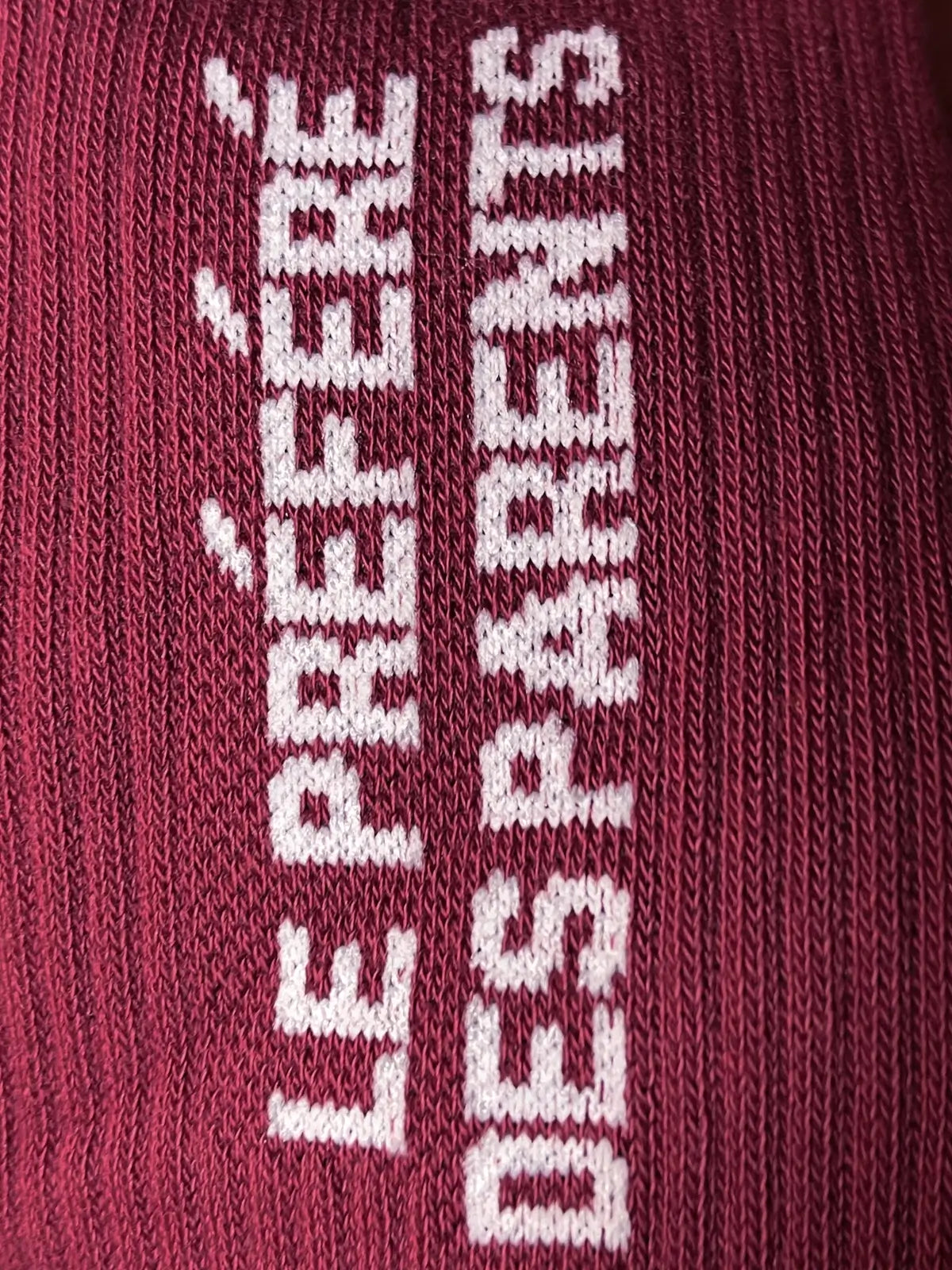 Focus sur la chaussette Félicie cousue en coton, bordeaux avec « la préférée des parents » écrit en blanc