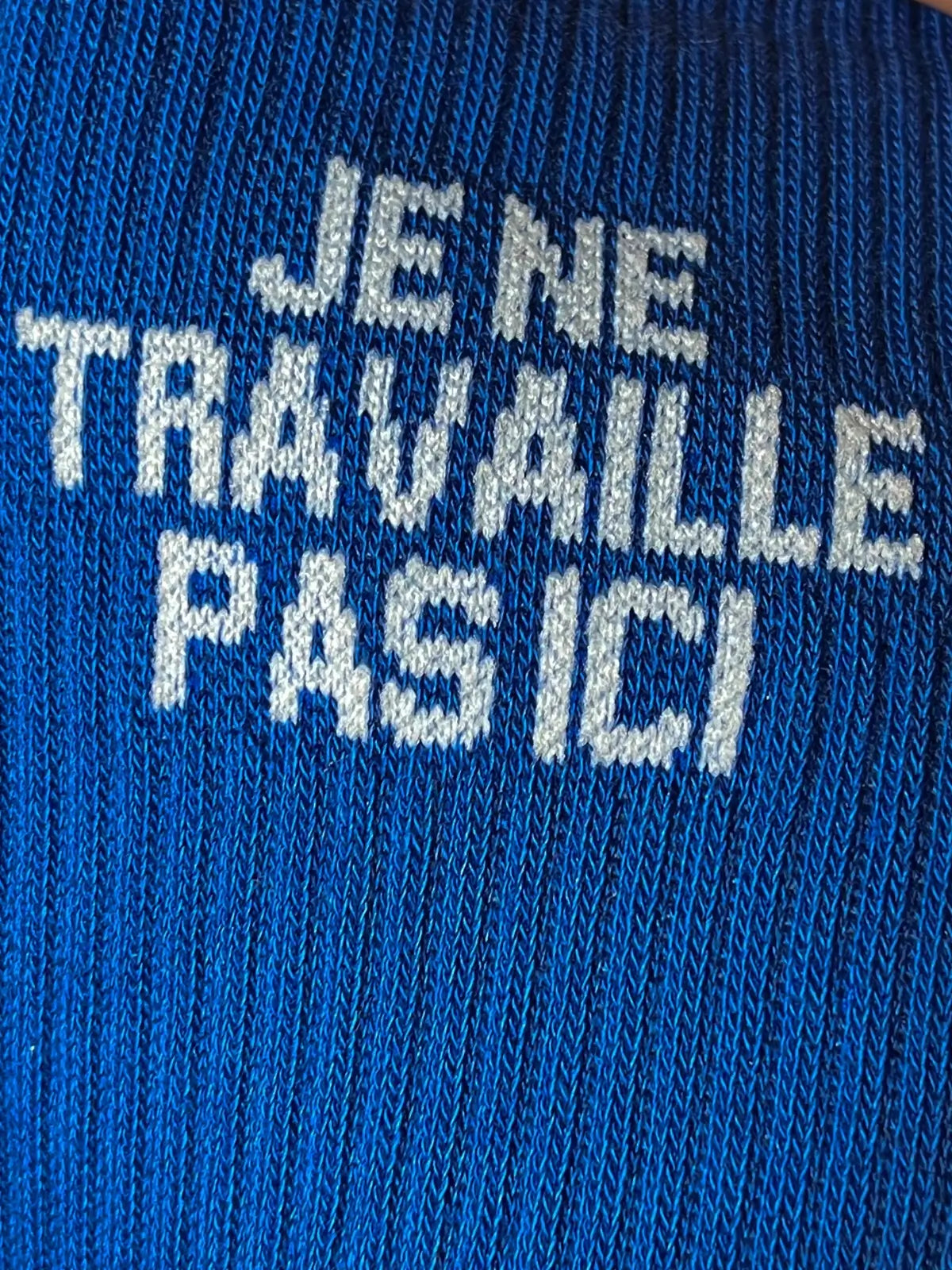 Focus sur la chaussette Félicie cousue en coton, bleu avec « je ne travaille pas ici » écrit en blanc