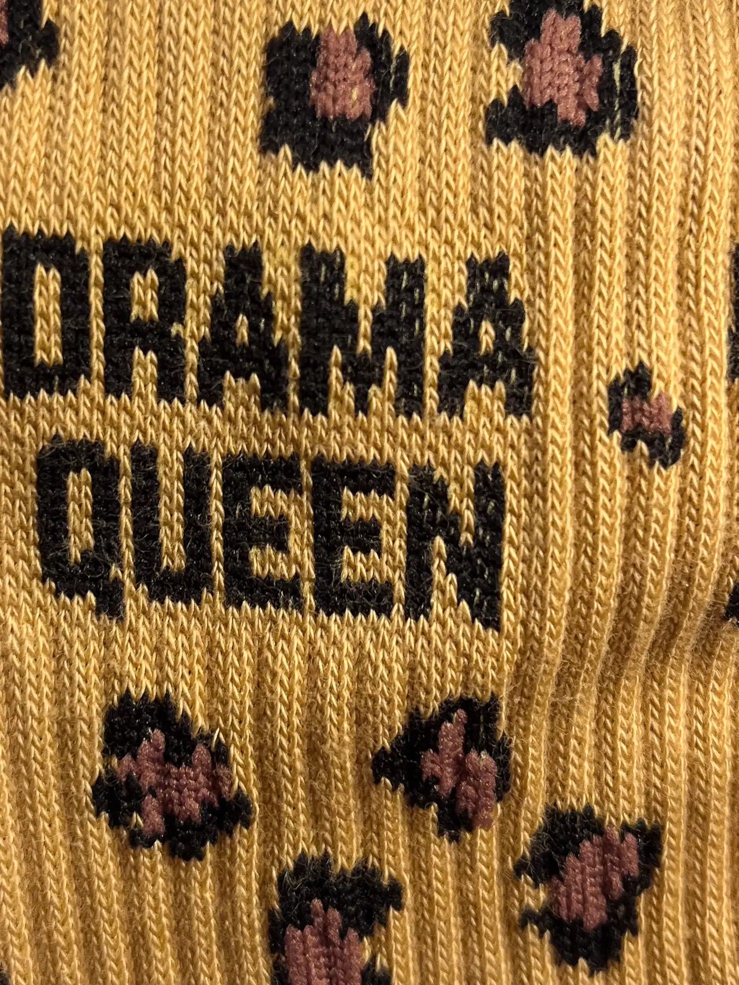 Focus sur la chaussette Félicie cousue en coton, motif léopard avec « Drama Queen » écris en noir