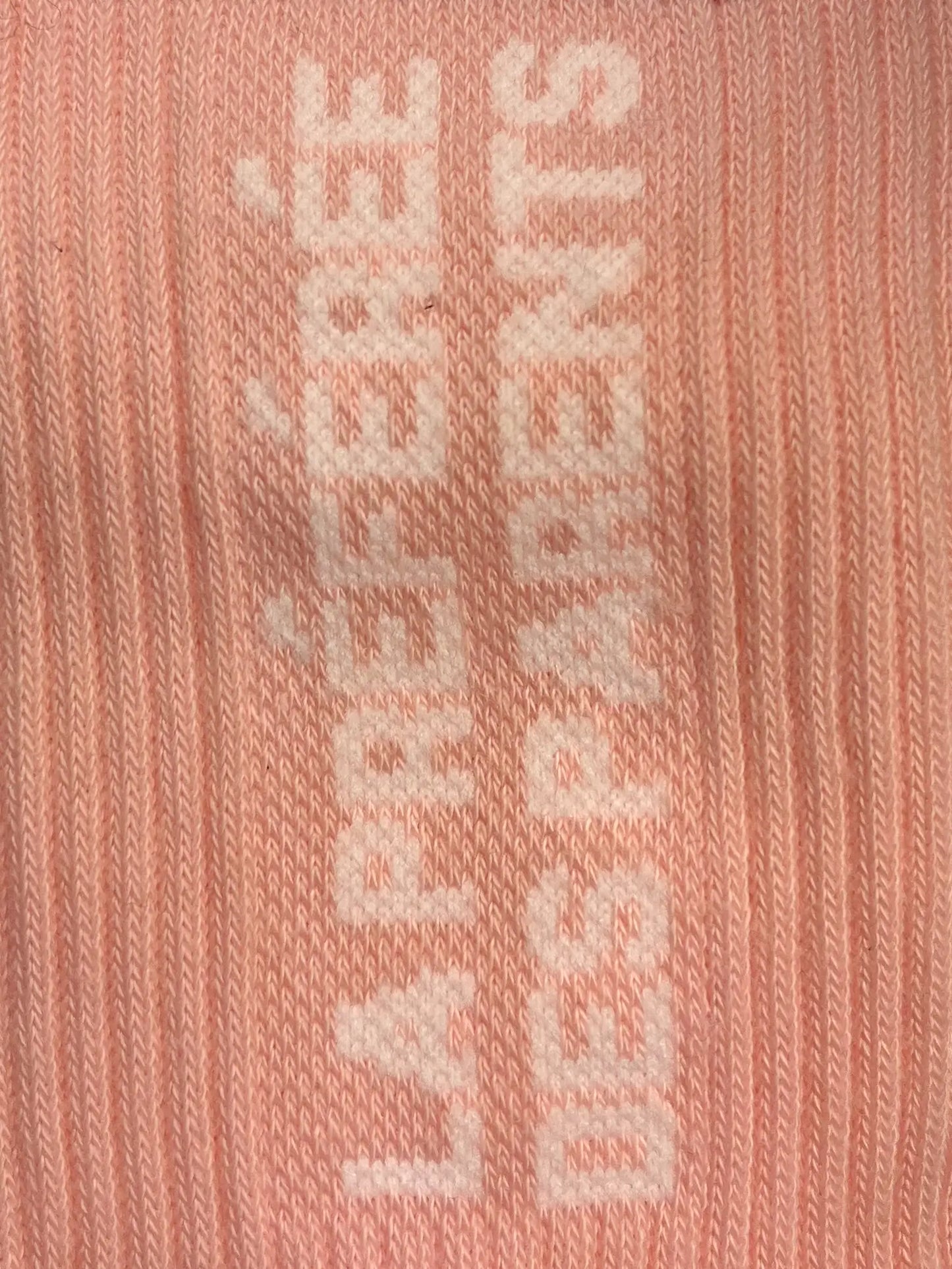 Focus sur la chaussette Félicie cousue en coton, couleur saumon avec « La préférée des parents » écris en blanc