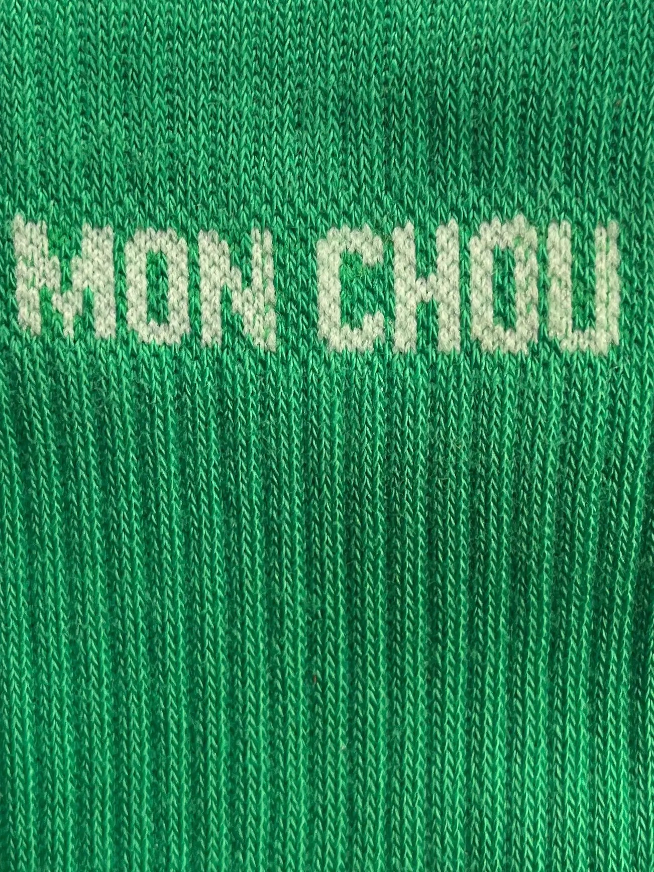 Focus sur la chaussette Félicie cousue en coton, verte avec « Mon Chou » écris en blanc