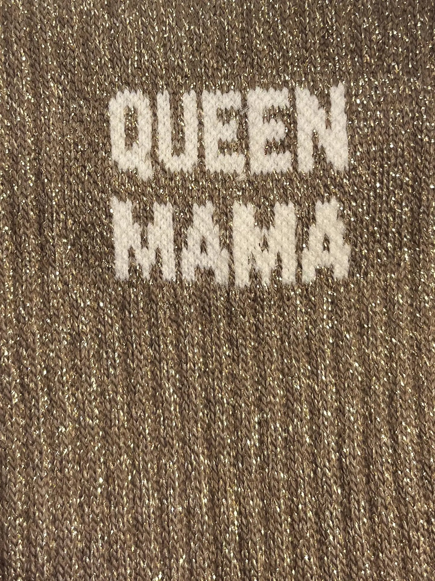 Focus sur la chaussette Félicie cousue en coton, marron à paillettes avec « Queen Mama » écris en blanc