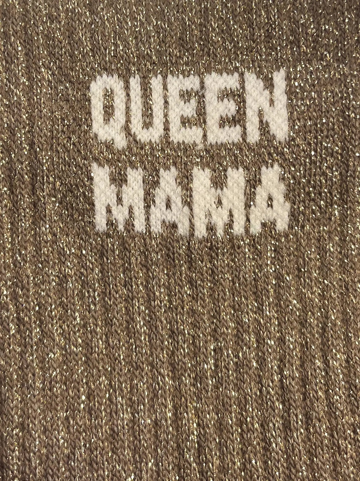 Focus sur la chaussette Félicie cousue en coton, marron à paillettes avec « Queen Mama » écris en blanc