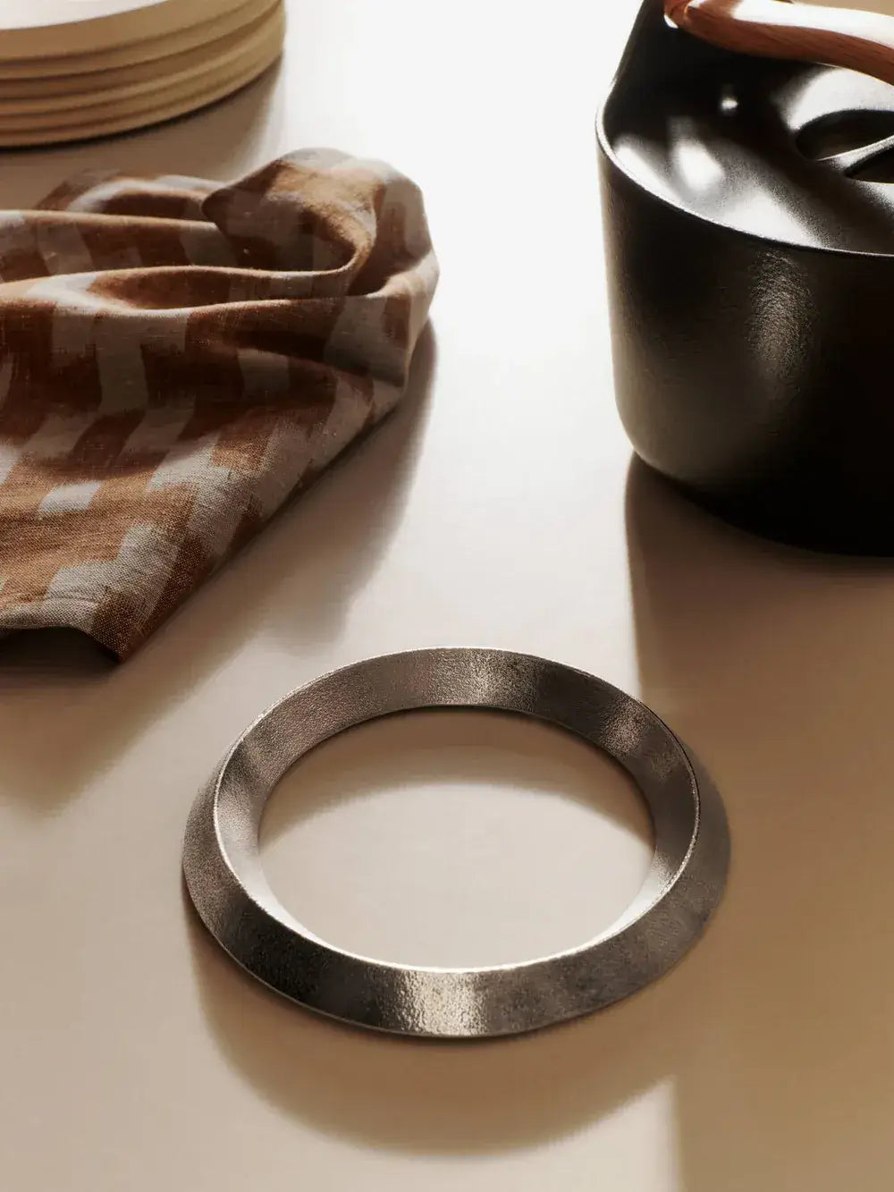 Dessous de plat en aluminium Levee par Ferm Living dans une cuisine