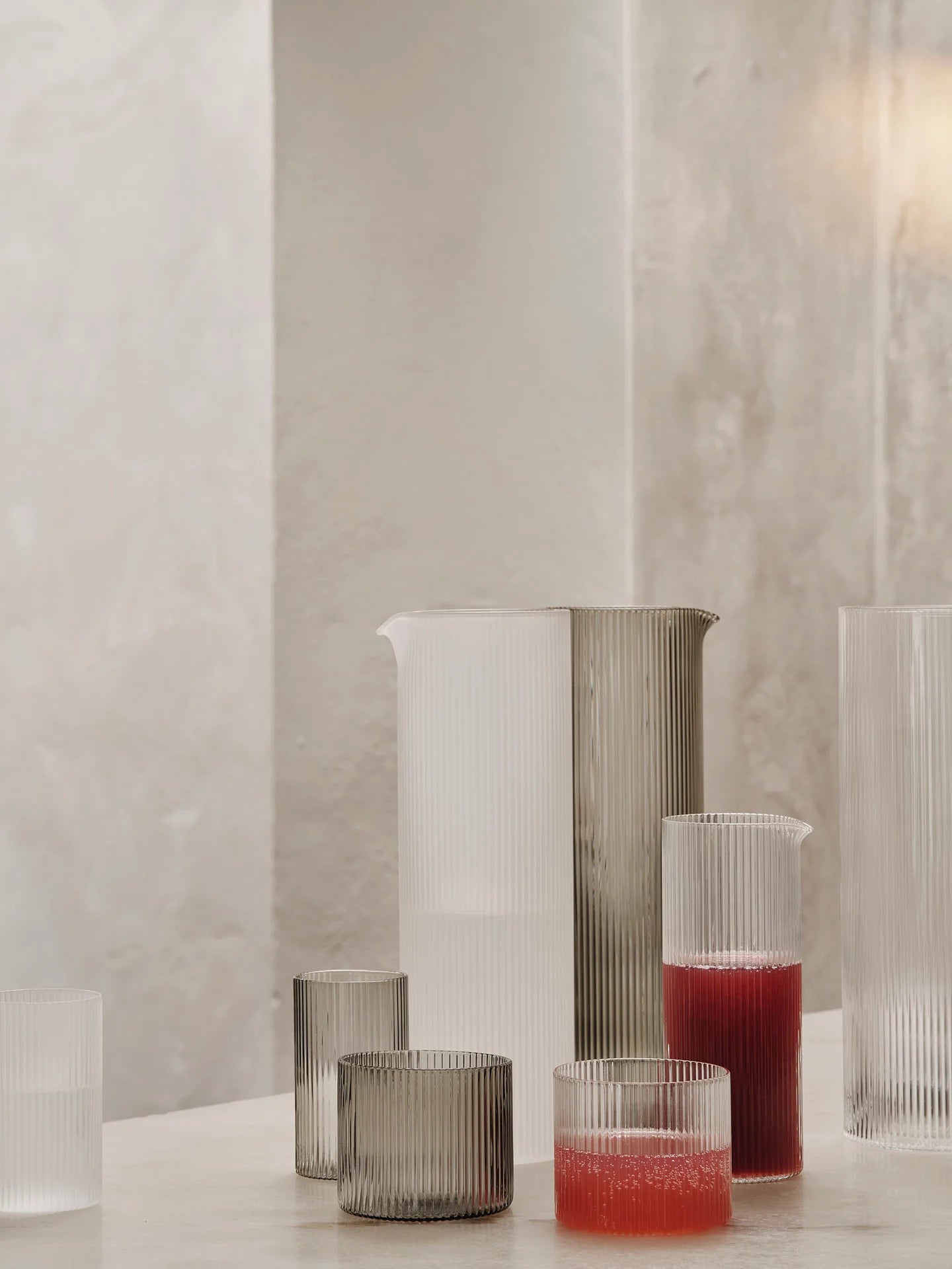 Ripple Gris Fumé Carafe à eau - Ferm Living 