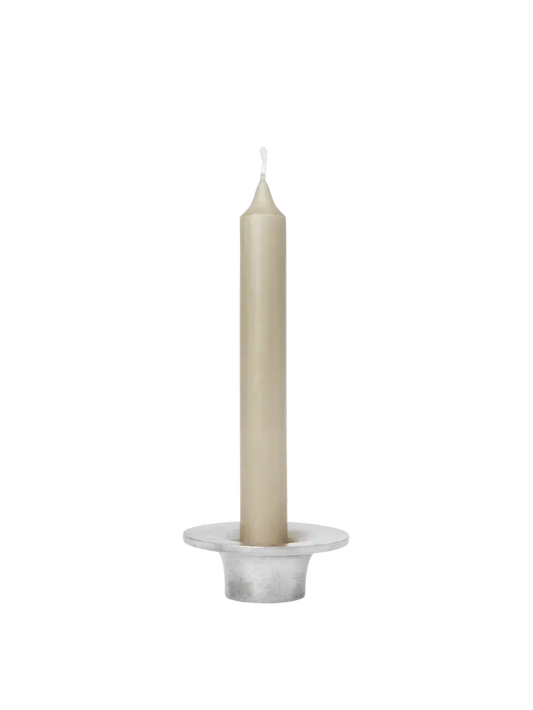Bougeoir Soothe en aluminium avec une bougie par Ferm Living