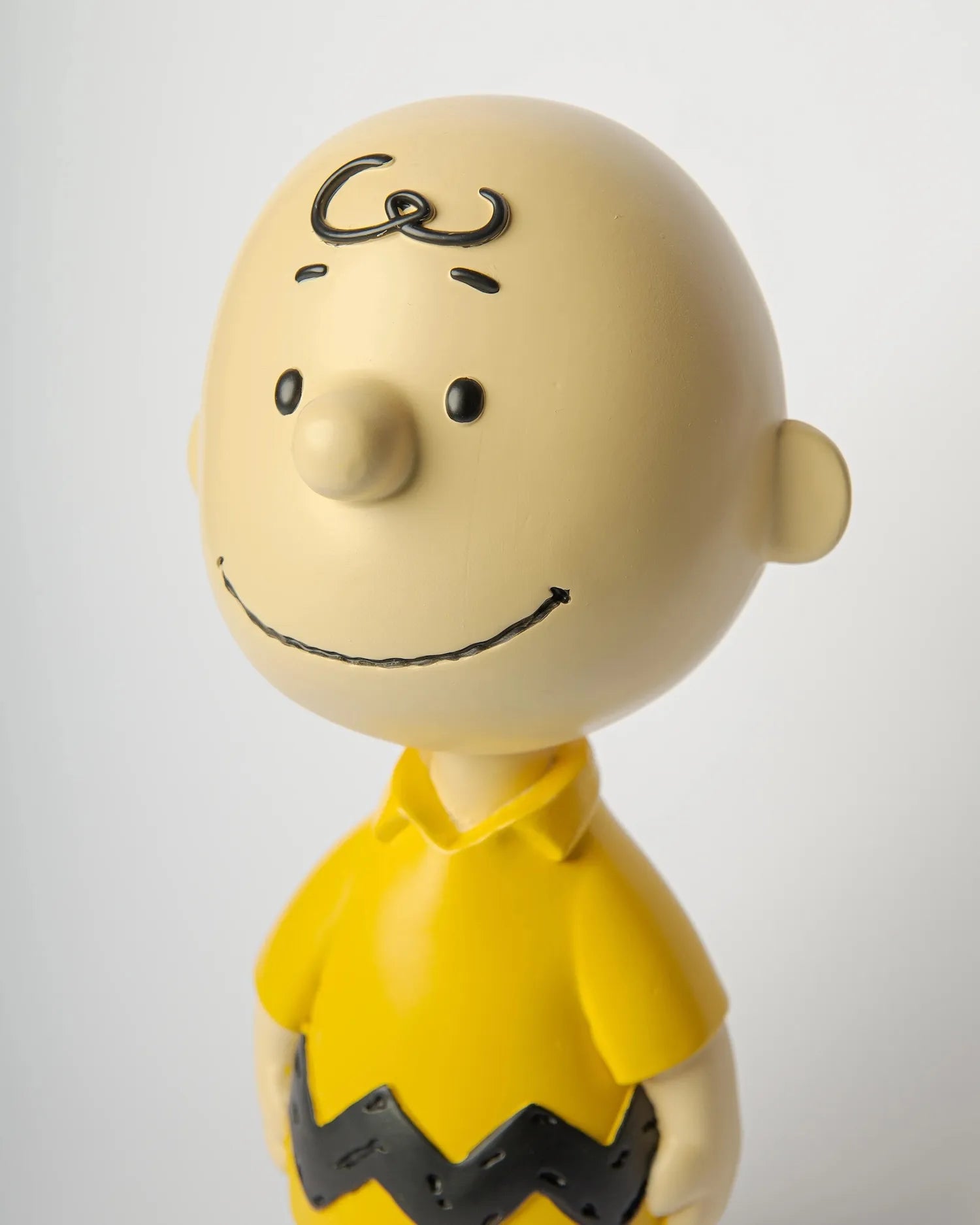 Détail visage de la figurine Charlie Brown collection Peanuts