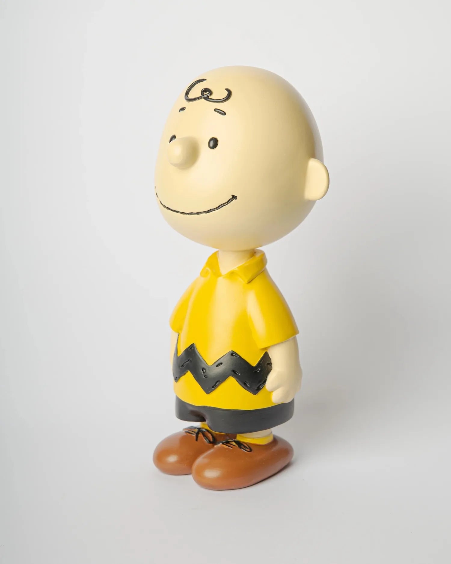 Vue de profil de la figurine Charlie Brown collection Peanuts