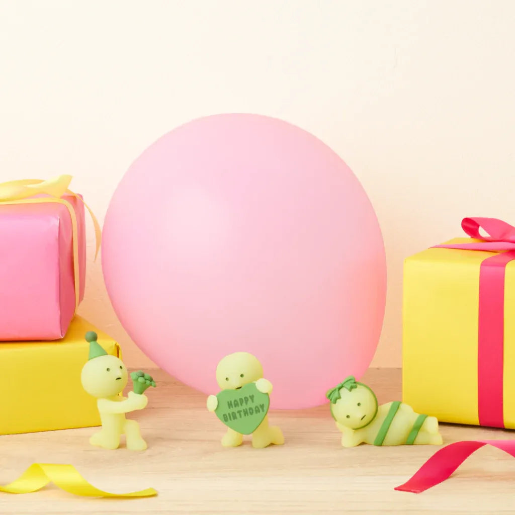 3 figurines Smiski Birthday devant des cadeaux et un ballon