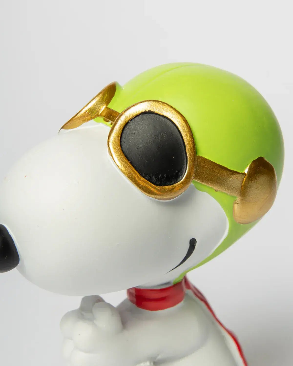 Détails visage et lunettes de pilote de la figurine Snoopy aviateur