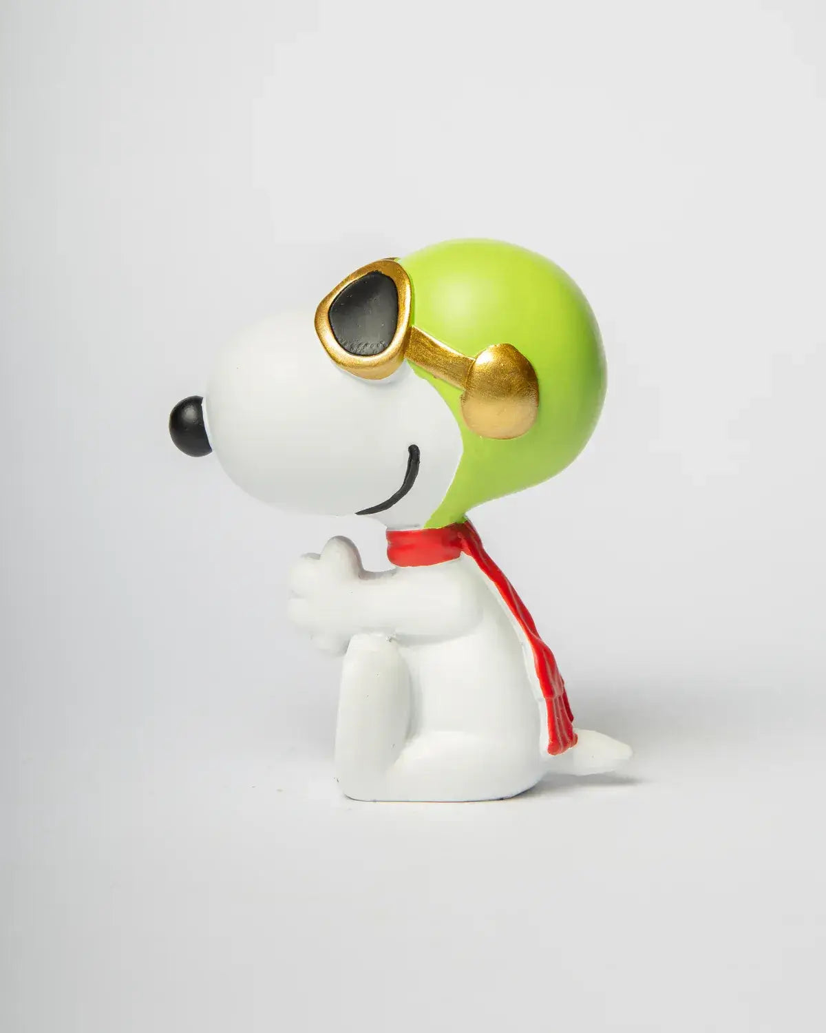 Profil gauche de la figurine Snoopy aviateur avec casque et lunettes de pilote 