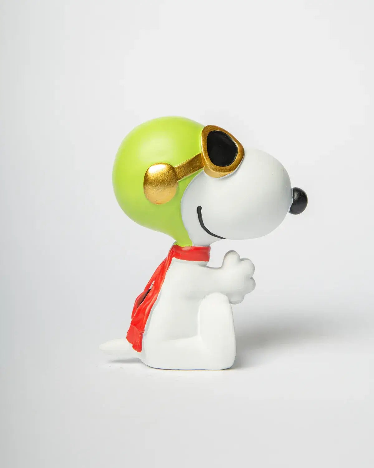 Vue de profil de la figurine Snoopy aviateur 