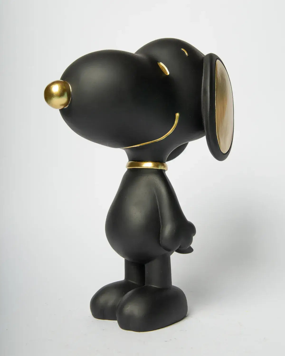Figurine Art Toys Snoopy noir avec finitions dorées collection Peanuts par Blogo