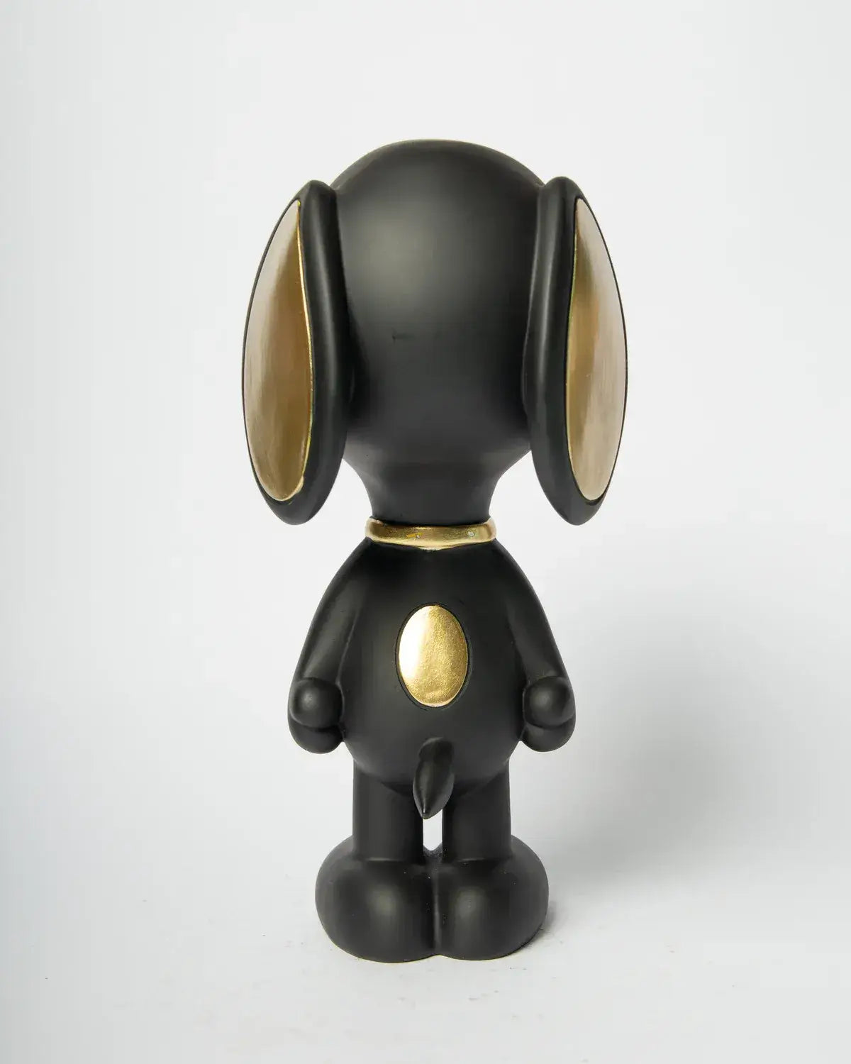 Vue de dos de la figurine Snoopy noir finitions dorées 