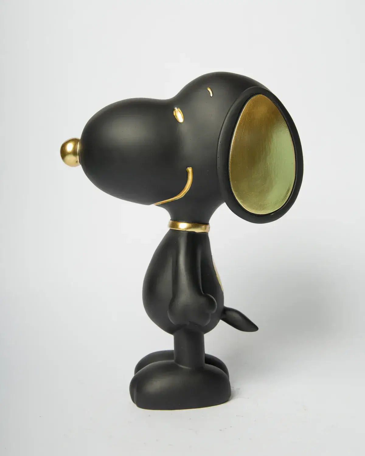Profil gauche de la figurine Snoopy noir finitions dorées 