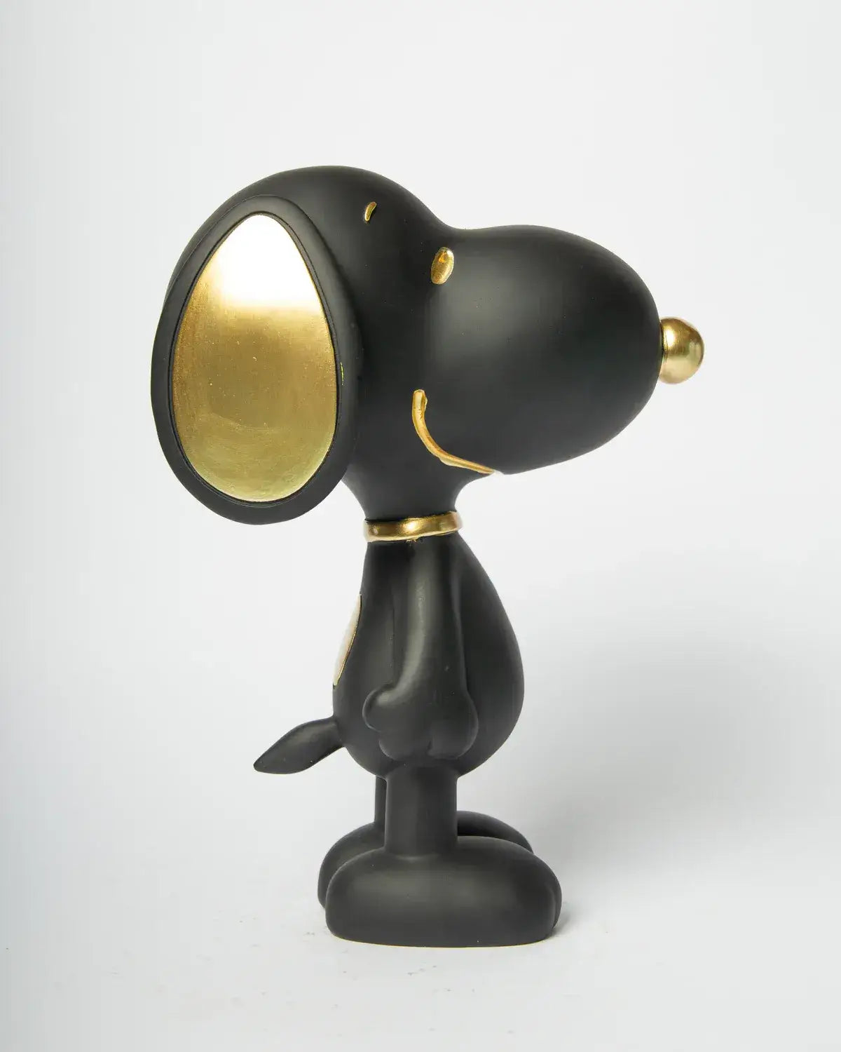 Vue de profil de la figurine Snoopy noir finitions dorées 
