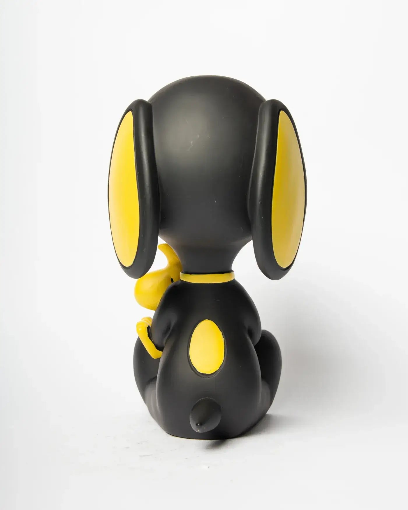 Vue de dos de la figurine Snoopy noir et Woodstock jaune