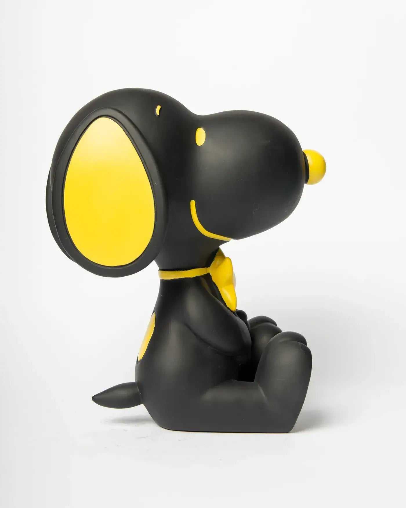 Vue de profil de la figurine Snoopy noir et Woodstock jaune